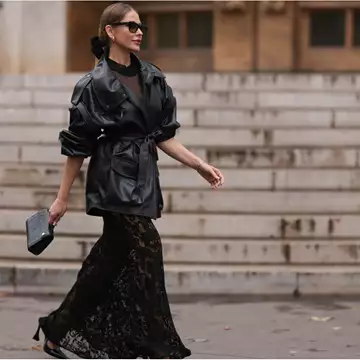 Το μαύρο φόρεμα των ρεβεγιόν είναι δημιουργημένο από τα δύο πολυτελή υφάσματα που αγαπούν οι γυναίκες