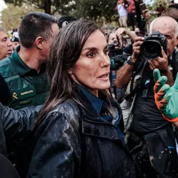 Βασιλιάς Felipe - Βασίλισσα Letizia | Τους πέταξαν λάσπη και πέτρες στη Βαλένθια