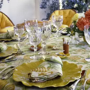 Κλειδωμένα εδώ και καιρό στoν μπουφέ, αυτά τα πιάτα του 19ου αιώνα αξίζουν τώρα 100 ευρώ το καθένα