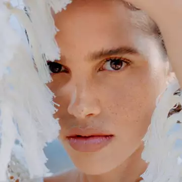 H Lara Olsson φωτογραφίζεται αποκλειστικά για το Harper's Bazaar Greece