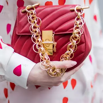 Valentine's Day | Τα μανικιούρ που θα ολοκληρώσουν την εμφάνισή σας -όποια και να είναι τα σχέδιά σας