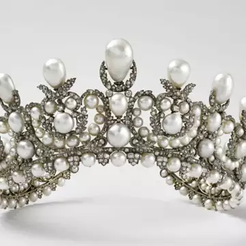 Η ιστορία πίσω από τις δύο τιάρες και τα πολύτιμα κοσμήματα που εκπλάπησαν από το Μουσείο του Λούβρου