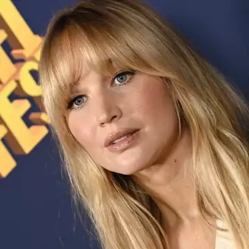 Η Jennifer Lawrence φόρεσε το τέλειο παπούτσι εγκυμοσύνης στο κόκκινο χαλ