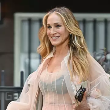 Sarah Jessica Parker | Με ένα ακόμη ανατρεπτικό look στα γυρίσματα της σειράς