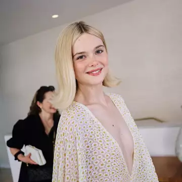 Θηλυκή συμμαχία | Η πρέσβειρα της L’Oréal Paris, Elle Fanning, μιλά αποκλειστικά στο Harper's Bazaar Greece
