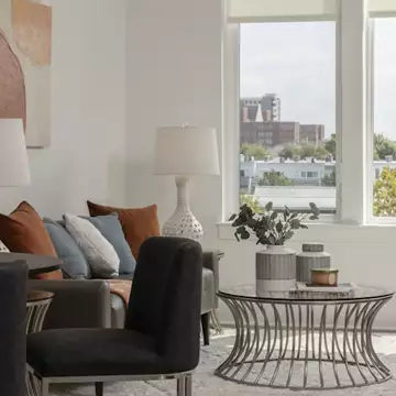 Τέλος οι πολυθρόνες από τα σαλόνια το 2026! Ποιο έπιπλο από τα 70s θα τις αντικαταστήσει;