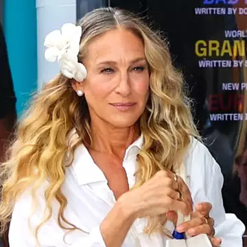 Η Sarah Jessica Parker έσπασε έναν από τους μεγαλύτερους κανόνες στο μακιγιάζ μετά τα 50