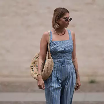 Urban Chic | Πώς θα κρατήσετε μία ψάθινη τσάντα στην πόλη