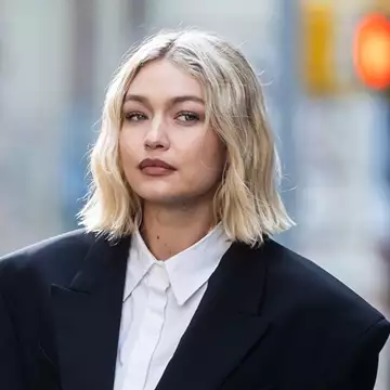 Η Gigi Hadid μόλις υιοθέτησε το πιο ιδιαίτερο μανικιούρ στην απόχρωση της χρονιάς