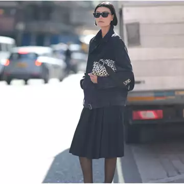 Πώς θα δείχνετε chic φορώντας μια μαύρη φούστα