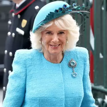 Βασίλισσα Καμίλα | Η ιστορία της σπάνιας γαλαζοπράσινης καρφίτσας της