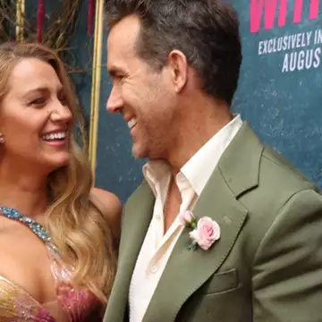 Blake Lively | Στην πρεμιέρα της νέας της ταινίας με τη vintage δημιουργία που είχε φορέσει η Britney Spears 22 χρόνια πριν