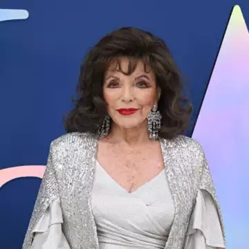 Joan Collins | Η φωτογραφία από την παιδική της ηλικία που αποδεικνύει ότι η αδυναμία της στον μπερέ μετρά χρόνια