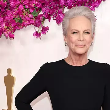 Οscars 2024 | Η Jamie Lee Curtis φόρεσε ένα βραχιόλι με τη Νίκη της Σαμοθράκης στο κόκκινο χαλί