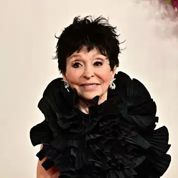 "Γονάτισε και..." | Η Rita Moreno θυμάται την ιδιαίτερη πρώτη της γνωριμία με τον Lenny Kravitz