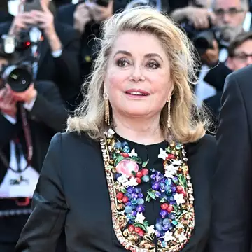 Κάννες 2024 | Η Catherine Deneuve και η κόρη της, Chiara Mastroianni, στο κόκκινο χαλί για την πρεμιέρα του Marcello Mio