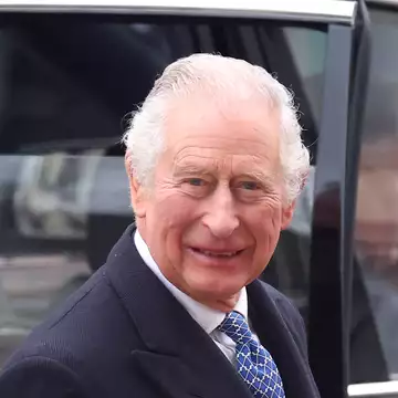 Βασιλιάς Κάρολος | Φόρεσε ξανά γραβάτα με την ελληνική σημαία στο Ντουμπάι