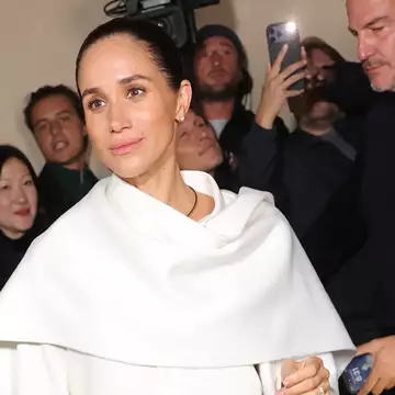 Meghan Markle | Η πρώτη της εμφάνιση στην Paris Fashion Week με δύο minimal chic looks