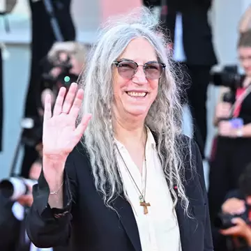Patti Smith | Η 77χρονη καλλιτέχνις σε μία πραγματικά σπάνια red carpet εμφάνιση στο 81ο Φεστιβάλ Βενετίας