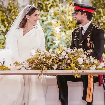 Η πριγκίπισσα Rajwa με φόρεμα από τη σχεδιάστρια που προτιμά η Kate Middleton