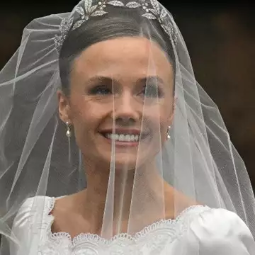 Olivia Henson | Το νυφικό που επέλεξε για τον γάμο της με τον δούκα του Westminster