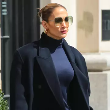Jennifer Lopez | Η τάση που επέλεξε για τη βόλτα της στη Nέα Υόρκη