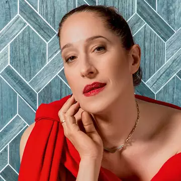 Τα πολλά πρόσωπα της Κόρας Καρβούνη