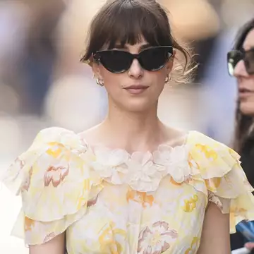 Dakota Johnson | Ο αναπάντεχος τρόπος με τον οποίο συνδύασε το αέρινο φόρεμά της