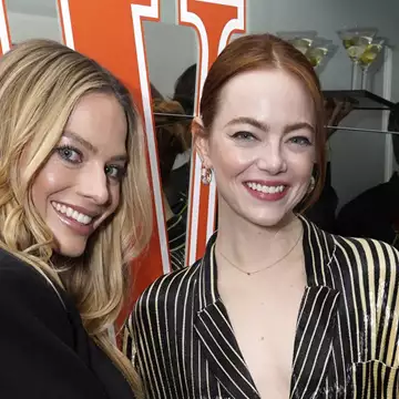 Emma Stone - Margot Robbie | Η stylish συνάντηση λίγο πριν από τις Χρυσές Σφαίρες