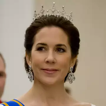 Η βασίλισσα Mary της Δανίας φόρεσε ένα από τα αγαπημένα βραδινά φορέματα της Kate Middleton