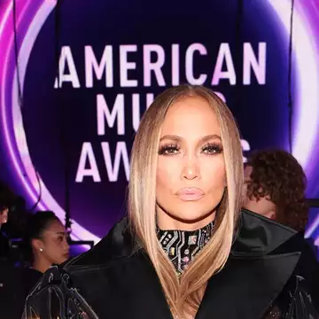 American Music Awards 2025 | Τα 8 looks της Jennifer Lopez και η τολμηρή on stage στιγμή με πρωταγωνίστρια την ίδια