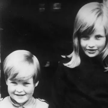 Πρώτη ημέρα στο σχολείο | Charles Spencer και πριγκίπισσα Diana σε μία σπάνια φωτογραφία από τα μαθητικά τους χρόνια