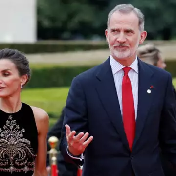 Βασίλισσα Letizia | Το φόρεμα με τα χειροποίητα κεντήματα που επέλεξε στο Παρίσι