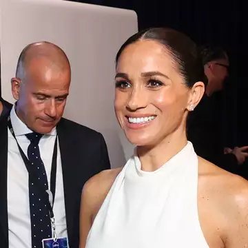 Meghan Markle | Η μεγάλη επιστροφή στο κόκκινο χαλί με φόρεμα που θύμισε ένα από εκείνα που είχε βάλει στον γάμο της