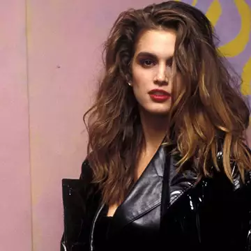 Cindy Crawford | Αναβίωσε το στιλ με το δερμάτινο που φορούσε πριν από 40 χρόνια