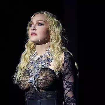 Madonna | Η συνάντηση με την Pamela Anderson επί σκηνής