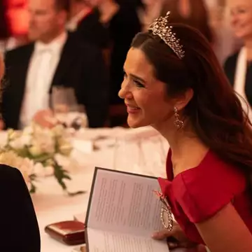 Βασίλισσα Mary της Δανίας | Σε επίσημο δείπνο με κόκκινο φόρεμα που είχε φορέσει και στο παρελθόν και την πιο προσωπική της τιάρα