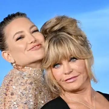 Goldie Hawn | Έγινε 78 ετών και η κόρη της, Kate Hudson, το γιόρτασε με ένα βίντεο από αδημοσίευτες φωτογραφίες της σταρ