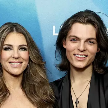 Elizabeth Hurley | Η αντίδραση του γιου της στην είδηση ότι είναι ζευγάρι με τον Billy Ray Cyrus