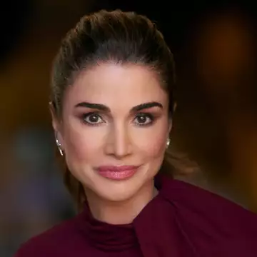 Βασίλισσα Ράνια | Η εντυπωσιακή τιάρα που επέλεξε σε νέο επίσημο πορτρέτο