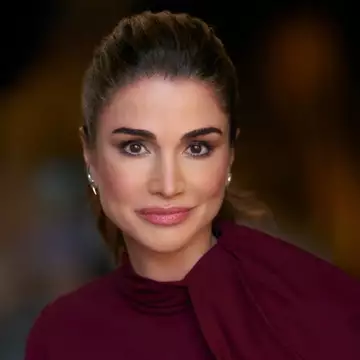 Βασίλισσα Ράνια | Κρατάει αγκαλιά το πρώτο της εγγόνι και η συγκίνησή της είναι εμφανής