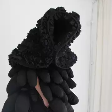 Bring Me to the Cosmos | Μία σύντομης διάρκειας νέα έκθεση παντρεύει υψηλή ραπτική και τέχνη