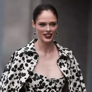 Τα μπορντό κραγιόν που φορούν οι πιο stylish γυναίκες τώρα