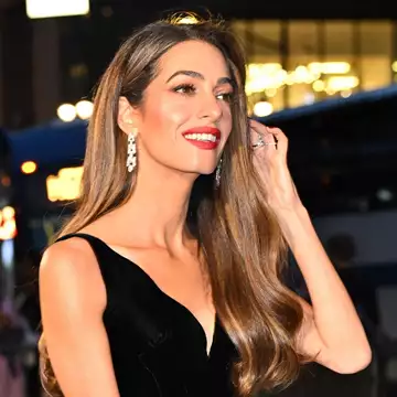 Η Amal Clooney με το χρώμα νυχιών που κάθε καλά ενημερωμένη γυναίκα επιλέγει τώρα