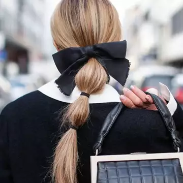 Hair Bows | Πώς να υιοθετήσετε τη Νο.1 τάση για φέτος μετά τα 50