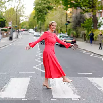 Δούκισσα Sophie | Αναβίωσε τη θρυλική φωτογραφία των Beatles από το Abbey Road