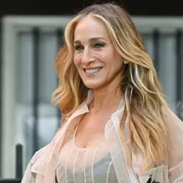 H Sarah Jessica Parker με το "αντιγηραντικό" χτένισμα που οι περισσότερες γυναίκες ξεχνούν