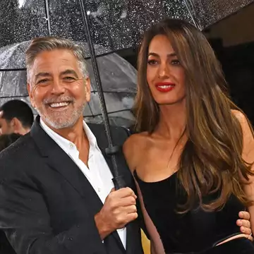 Amal Clooney | Η τρυφερή κίνηση του συζύγου της στο κόκκινο χαλί