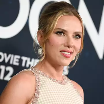 Scarlett Johansson | Με έμπνευση από τα 60s η εμφάνιση στην πρεμιέρα της νέας της ταινίας
