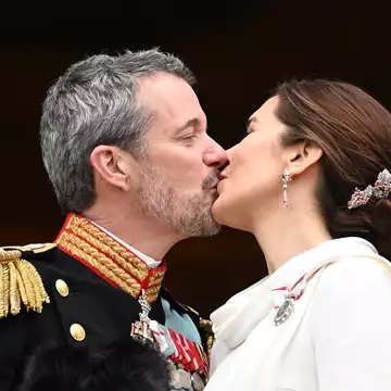 Πριγκίπισσα Isabella | Η αντίδρασή της στο δημόσιο φιλί του πατέρα της, βασιλιά Frederik με τη βασίλισσα Mary της Δανίας